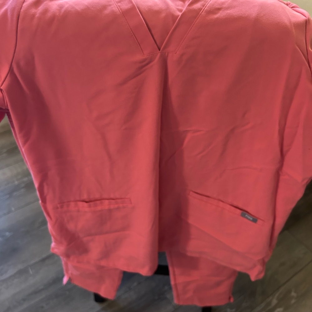 Figs Coral V-Neck Scrub Top & Pants . Top -large, pants-medium. It’s peach color